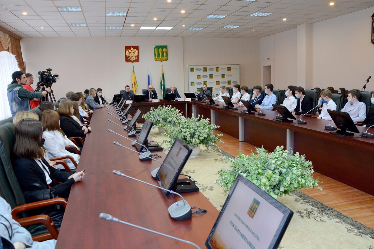 В стенах Пензенской Городской Думы провели урок парламентаризма  для учащихся 9-11-х классов общеобразовательных школ г.Пензы и эвакуированных в Пензу из Донецка и Луганска