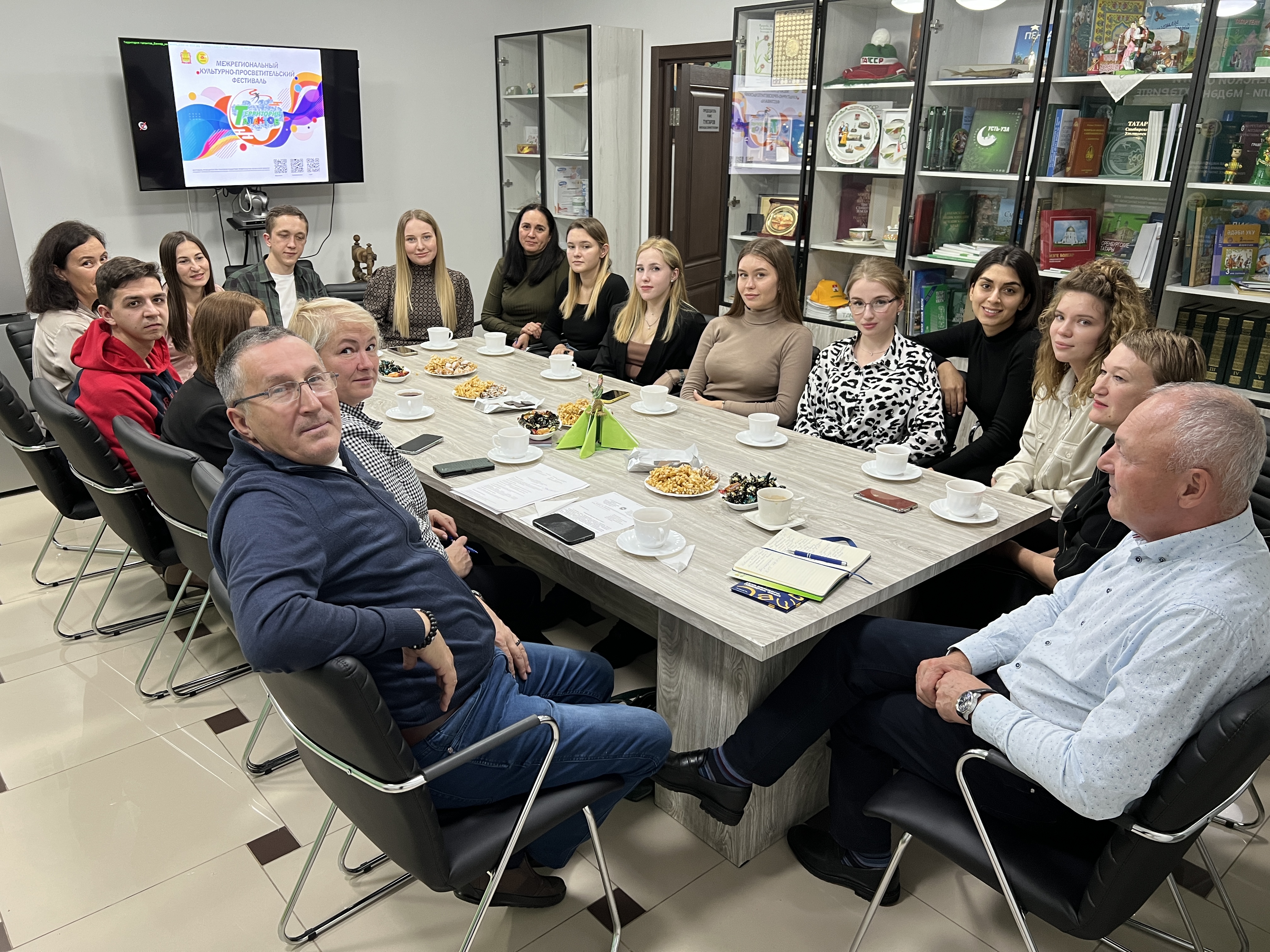 Итоговое заседание оргкомитета Межрегионального культурно-просветительского фестиваля Территория талантов в офисе Татарской национально-культурной автономии Пензенской области.