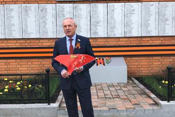 Возложение цветов к обновленному Мемориалу Славы в с.Усть-Уза